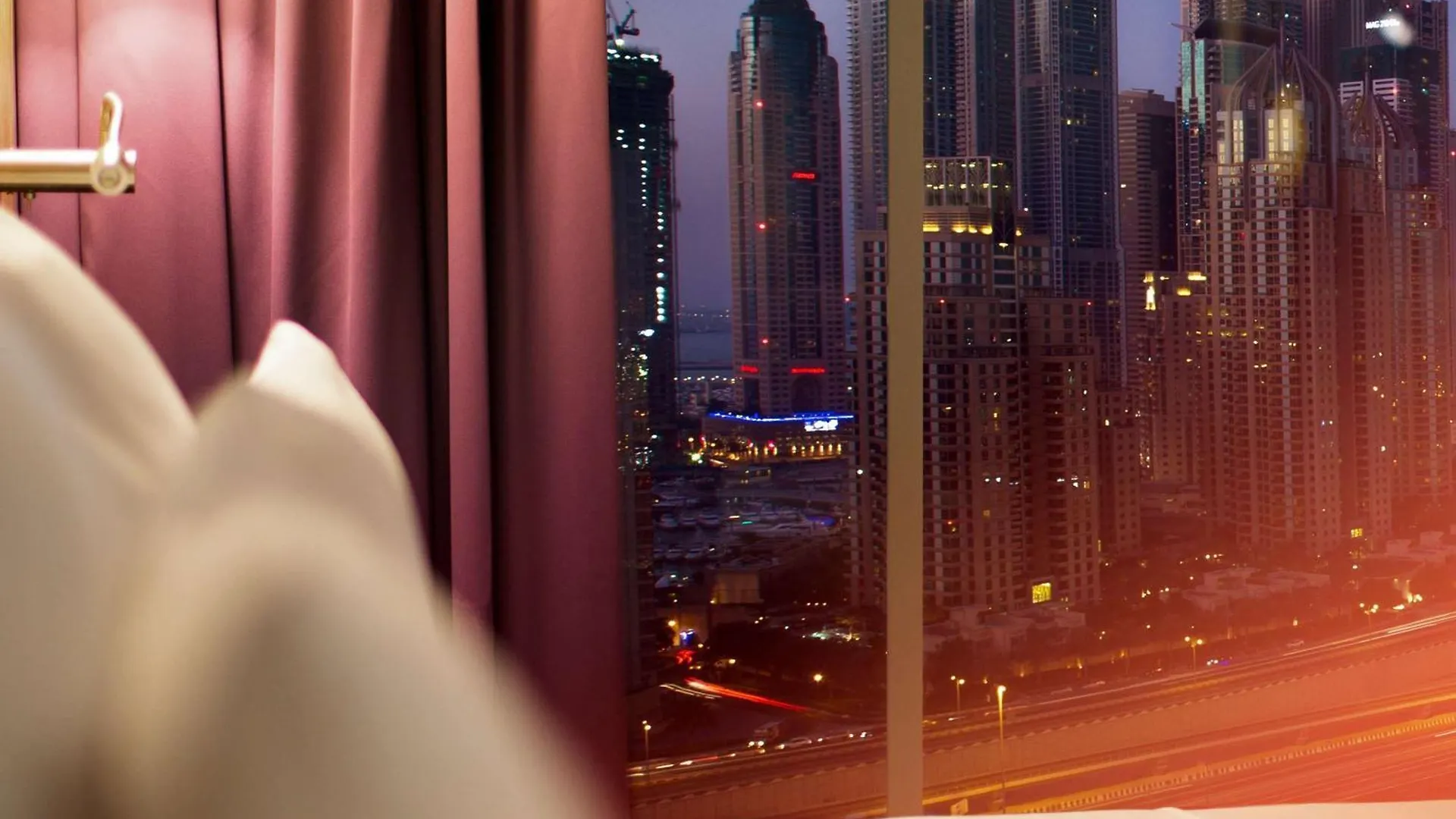 Pullman Jumeirah Lakes Towers Hotel y Residencia Dubái